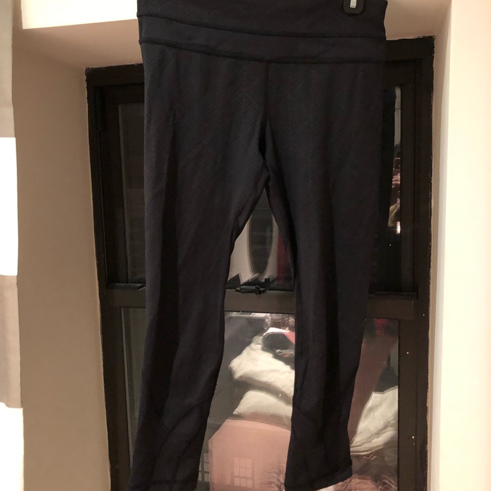 Lululemon 2/3rds length patterned black legging
